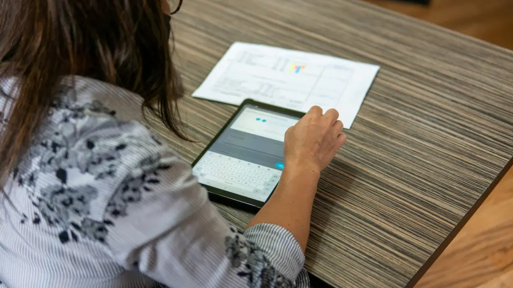 personne consultant une stratégie digitale sur tablette avec documents graphiques