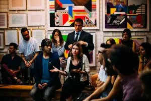 groupe de professionnels discutant stratégie de communication dans un studio créatif coloré