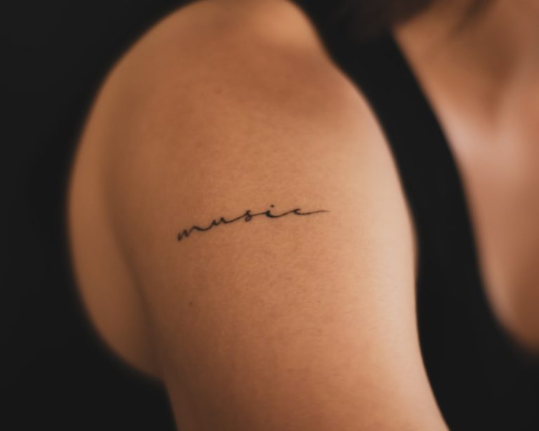 Typographie tatouage : choisir une police intemporelle